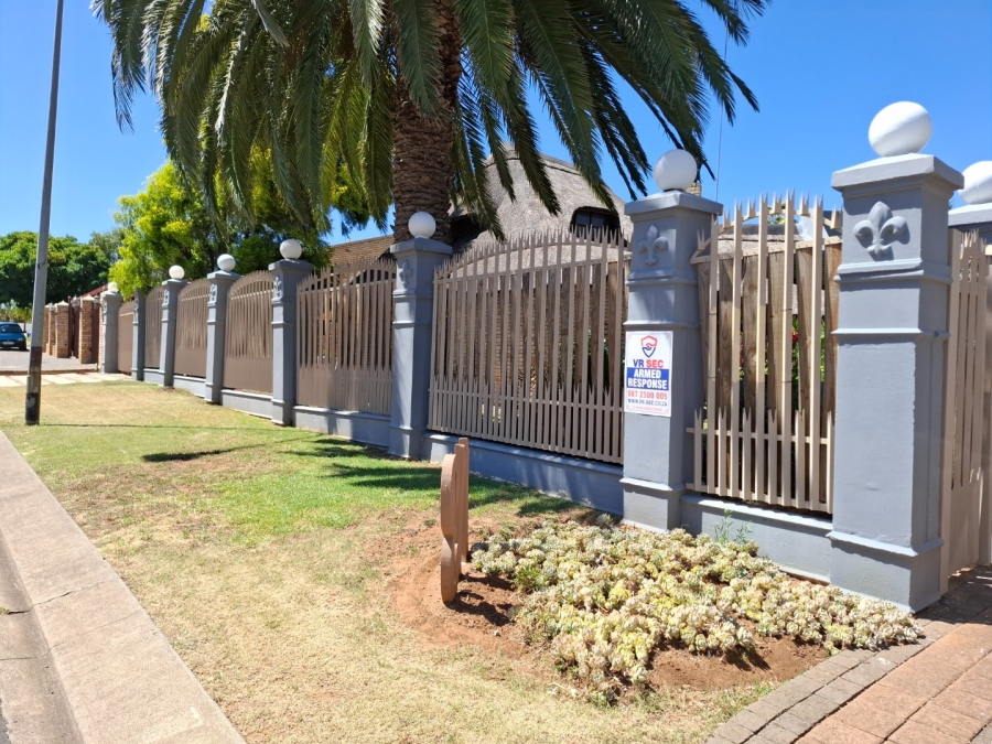 4 Bedroom Property for Sale in Pellissier Free State